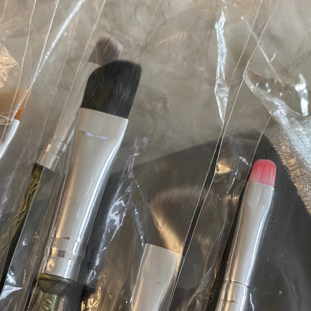 NEW Ornate 8 Makeup Brush Set with Gold Handles